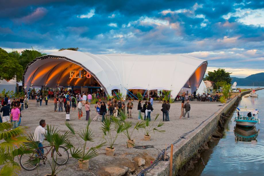 A Festa Literária Internacional de Paraty (Flip) debate literatura e promove palestras de autores do mundo todo