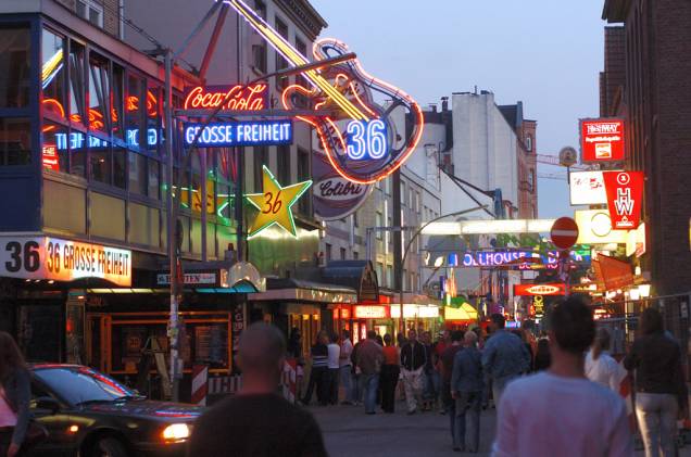 Agito noturno na rua Grosse Freiheit, no bairro de Saint Pauli, em Hamburgo Agito noturno na rua Grosse Freiheit, no bairro de Saint Pauli, em Hamburgo
