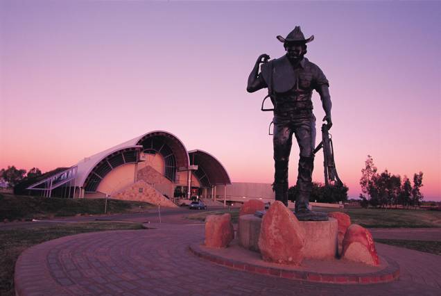 O centro cultural Stockmans Hall of Fame, em Longreach, foi inaugurado em 1988 pela rainha Elizabeth II e tem como propósito expor o estilo de vida das áreas rurais da Austrália O centro cultural Stockmans Hall of Fame, em Longreach, foi inaugurado em 1988 pela rainha Elizabeth II e tem como propósito expor o estilo de vida das áreas rurais da Austrália