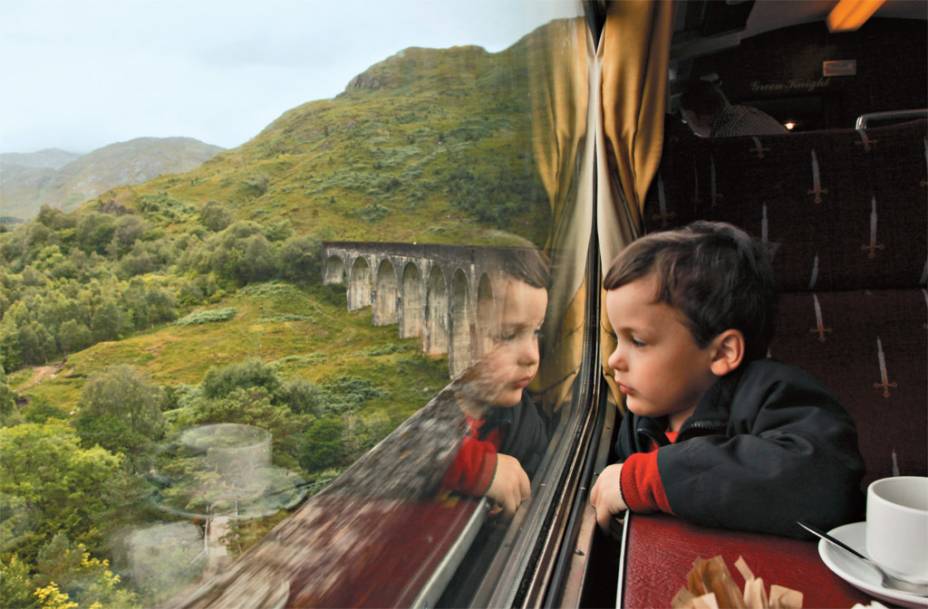 O pequeno Martin na janela do Expresso Hogwarts, durante a passagem pelo Viaduto Glenfinnan O pequeno Martin na janela do Expresso Hogwarts, durante a passagem pelo Viaduto Glenfinnan