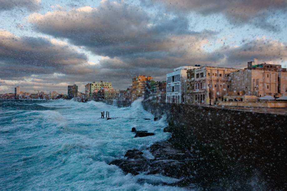 O muro centenário do Malecón, a famosa orla marítima de Havana, protege a cidade dos golpesdo mar revolto. Em dias mais calmos, moradores e turistas saem a passeio na calçada. O muro centenário do Malecón, a famosa orla marítima de Havana, protege a cidade dos golpesdo mar revolto. Em dias mais calmos, moradores e turistas saem a passeio na calçada.
