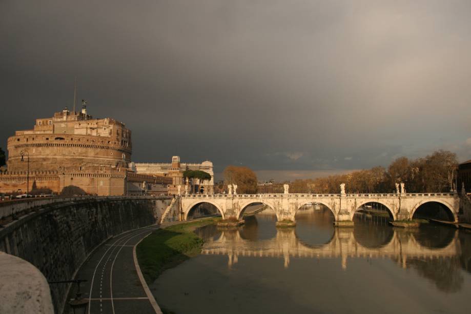 Castelo SantAngelo e Ponte Vittorio Emanuele II sobre o Rio Tevere, que leva ao Vaticano Castelo SantAngelo e Ponte Vittorio Emanuele II sobre o Rio Tevere, que leva ao Vaticano
