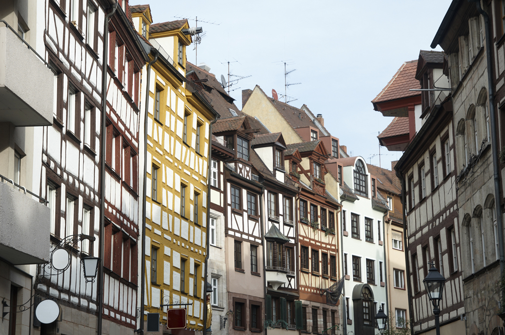Dentro das muralhas construídas na Idade Média se concentram as igrejas, bares e restaurantes, principais atrações de Nuremberg