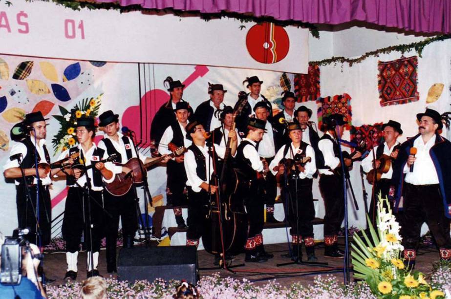 O canto e música <strong>bećarac </strong>é bastante comum em celebrações na <strong>Croácia</strong>. Os cantores improvisam versos por um longo tempo, acompanhados por um coro e uma banda, onde expressam seus sentimentos