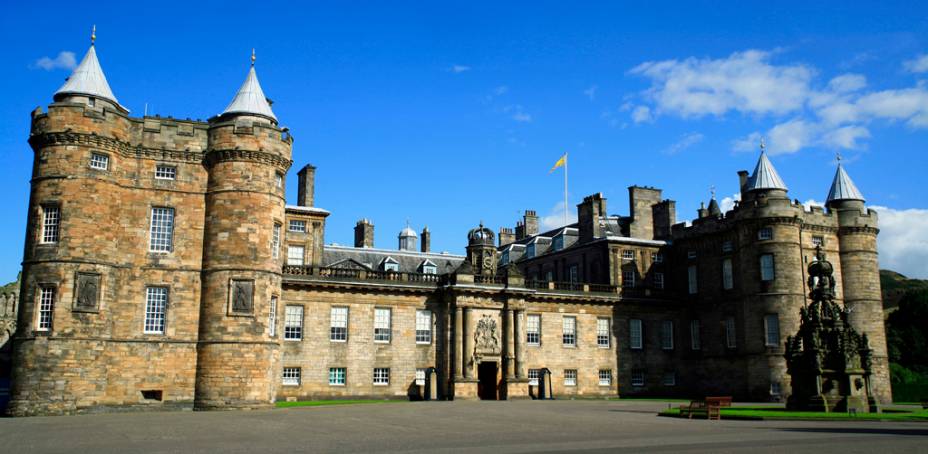 A atual monarca, Elizabeth II, usa o Holyroodhouse, em Edimburgo, como residência oficial em suas visitas à <a href="https://viajeaqui.abril.com.br/paises/escocia" rel="Escócia" target="_blank">Escócia</a>, quando suntuosas cerimônias são organizadas em seus belos aposentos