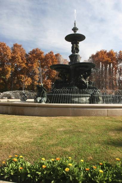Com 50 mil árvores e 750 espécies de plantas, o Parque General San Martín abriga um zoológico sem jaulas e o Cerro La Gloria, principal mirante da cidade Com 50 mil árvores e 750 espécies de plantas, o Parque General San Martín abriga um zoológico sem jaulas e o Cerro La Gloria, principal mirante da cidade