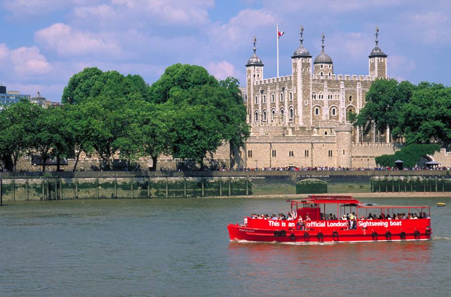 A histórica Torre de Londres, fortificação erguida por Guilherme, o Conquistador, às margens do Rio Tâmisa