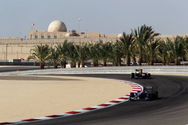 Maior campeão – 7 títulos –, recordista em vitórias – 91 – e em quantidade de pódios – 154 –, Michael Schumacher é uma lenda viva no esporte. Na imagem, corre com sua Mercedes no Bahrain International Circuit, no Deserto de Sakhir, Bahrein Maior campeão – 7 títulos –, recordista em vitórias – 91 – e em quantidade de pódios – 154 –, Michael Schumacher é uma lenda viva no esporte. Na imagem, corre com sua Mercedes no Bahrain International Circuit, no Deserto de Sakhir, Bahrein