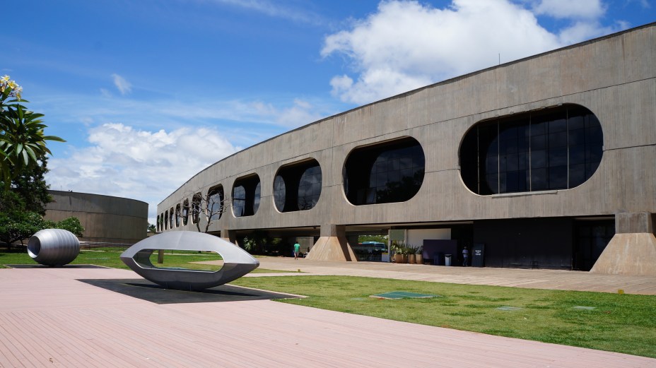 <a href="https://viajeaqui.abril.com.br/estabelecimentos/br-df-brasilia-atracao-centro-cultural-banco-do-brasil-ccbb" rel="4. Centro Cultural Banco do Brasil "><strong>4. Centro Cultural Banco do Brasil  </strong></a>O CCBB Brasília está um pouco afastado do Plano Piloto, no Setor de Clubes Esportivos Sul, próximo ao lago Paranoá. Seu edifício foi projetado por Oscar Niemeyer em 1993 para ser sede do Centro de Formação do Banco do Brasil e se tornou centro cultural em 2000.<strong>Horários de visitação:</strong> De 9h às 21h, só fecha às terças