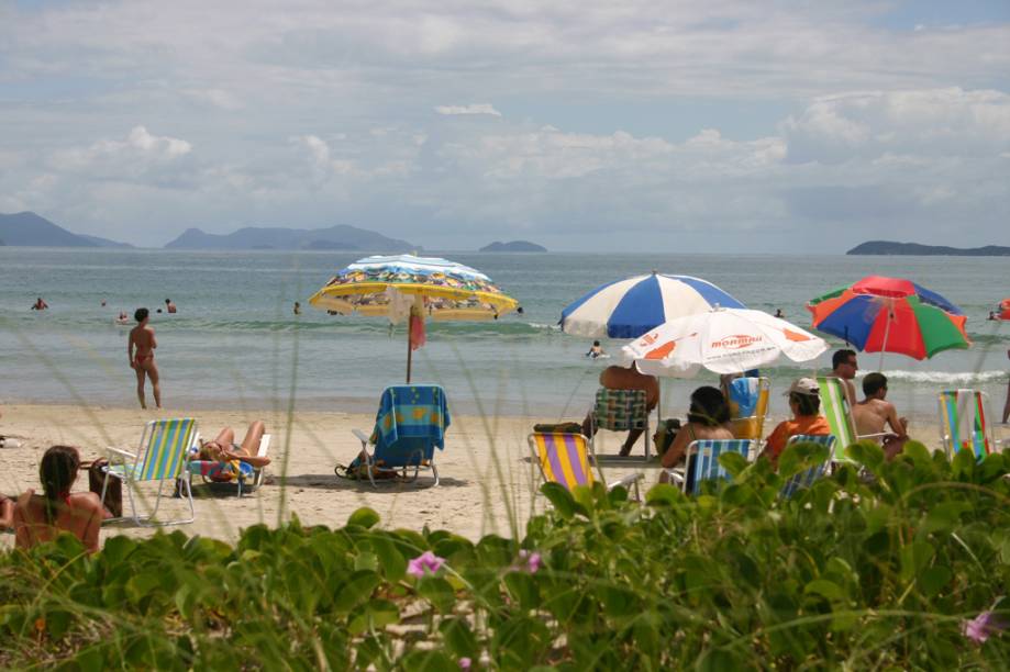 Uma das praias mais "família" do sul catarinense, a Praia central tem boas pousadas, restaurantes e lojas