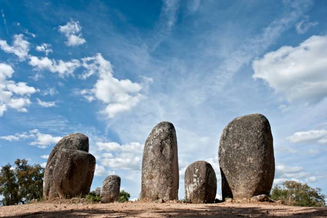 Em Almendres, nos arredores de Évora, há surpreendentes monumentos de pedra megalíticos da Pré História. O Cromeleque é um conjunto de 95 pedras verticais Em Almendres, nos arredores de Évora, há surpreendentes monumentos de pedra megalíticos da Pré História. O Cromeleque é um conjunto de 95 pedras verticais