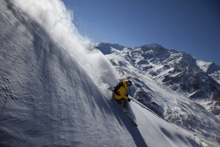 Las Leñas tem os terrenos mais radicais da América do Sul graças aos half-pipes naturais – valas cheias de neve com formato tubular, ideias para manobras aéreas