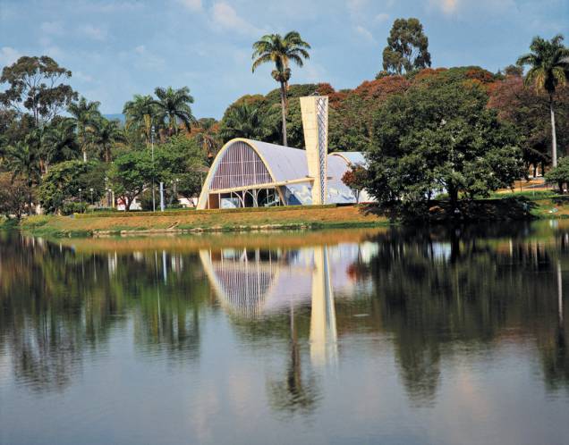 As maiores riquezas da <a href="https://viajeaqui.abril.com.br/estabelecimentos/br-mg-belo-horizonte-atracao-igreja-de-sao-francisco-de-assis" rel="Igreja São Francisco de Assis">Igreja São Francisco de Assis</a> são as linhas curvas, os azulejos de Cândido Portinari e a vista para a Lagoa da Pampulha, em <a href="https://viajeaqui.abril.com.br/cidades/br-mg-belo-horizonte" rel="Belo Horizonte">Belo Horizonte</a> (MG) As maiores riquezas da <a href="https://viajeaqui.abril.com.br/estabelecimentos/br-mg-belo-horizonte-atracao-igreja-de-sao-francisco-de-assis" rel="Igreja São Francisco de Assis">Igreja São Francisco de Assis</a> são as linhas curvas, os azulejos de Cândido Portinari e a vista para a Lagoa da Pampulha, em <a href="https://viajeaqui.abril.com.br/cidades/br-mg-belo-horizonte" rel="Belo Horizonte">Belo Horizonte</a> (MG)