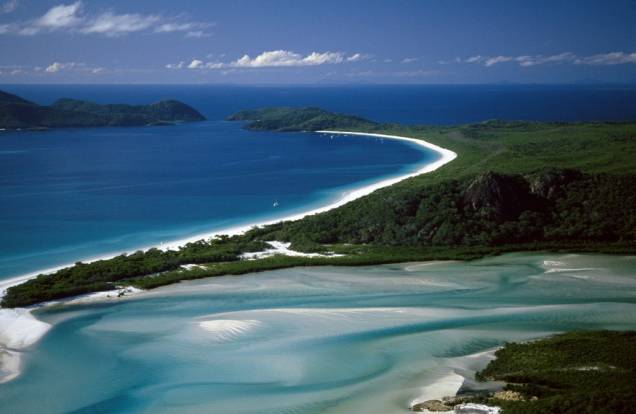 Considerada uma das mais belas praias do globo, Whitehaven, nas ilhas Whitsunday, combina águas limpíssimas e alvos bancos de areia num encantador bailar de formas. As políticas preservacionistas aqui implementadas são uma referência para destinos turísticos semelhantes Considerada uma das mais belas praias do globo, Whitehaven, nas ilhas Whitsunday, combina águas limpíssimas e alvos bancos de areia num encantador bailar de formas. As políticas preservacionistas aqui implementadas são uma referência para destinos turísticos semelhantes