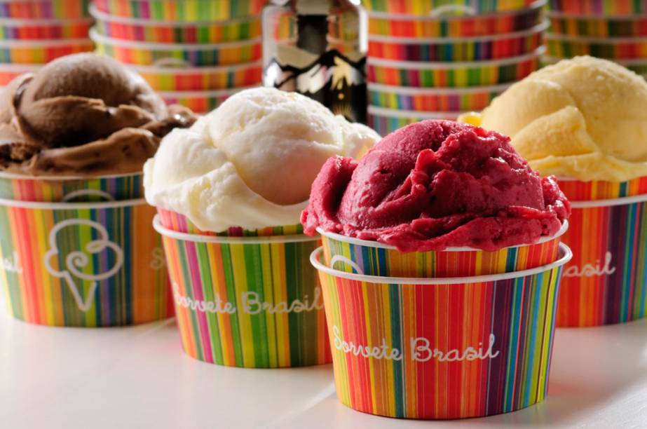 Os turistas se refrescam do calor na Sorvete Brasil Os turistas se refrescam do calor na Sorvete Brasil