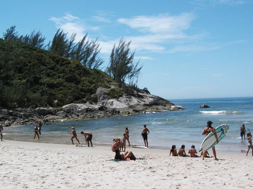 Considerada uma das melhores praias para o surfe, a da Ferrugem também é procurada, de noite, pelos bares e danceterias