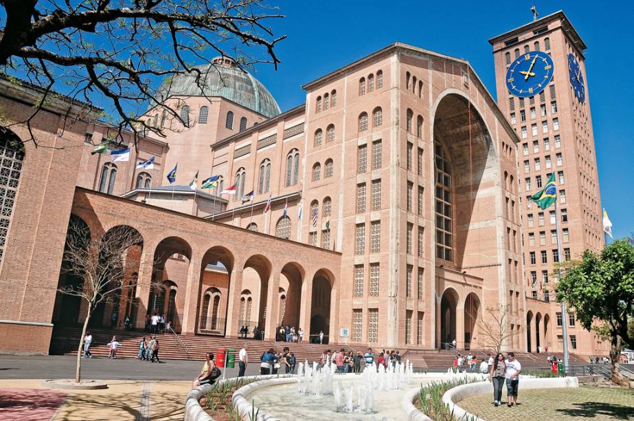 No estacionamento da Basílica de Nossa Senhora Aparecida há shopping com praça de alimentação e lojas de artigos religiosos