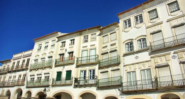 O típico casario português com sacadas são a marca do centro histórico O típico casario português com sacadas são a marca do centro histórico