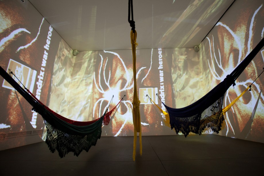 "Cosmococa 5 Hendrix War", de Hélio Oiticica e Neville D´Almeida, na Galeria Cosmococa