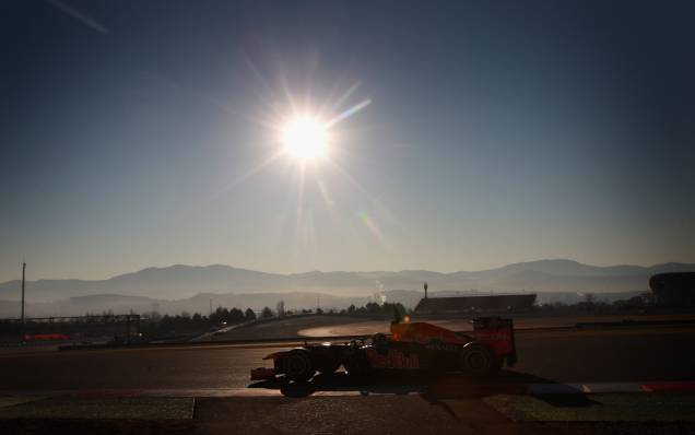 Companheiro de equipe de Sebastian Vettel na Red Bull Bacing, Mark Webber é o único australiano entre os atuais pilotos da Fórmula 1. Na foto, testa o carro no Circuit de Catalunya, em <a href="https://viajeaqui.abril.com.br/cidades/espanha-barcelona" rel="Barcelona" target="_blank">Barcelona</a>, <a href="https://viajeaqui.abril.com.br/paises/espanha" rel="Espanha" target="_blank">Espanha</a> Companheiro de equipe de Sebastian Vettel na Red Bull Bacing, Mark Webber é o único australiano entre os atuais pilotos da Fórmula 1. Na foto, testa o carro no Circuit de Catalunya, em <a href="https://viajeaqui.abril.com.br/cidades/espanha-barcelona" rel="Barcelona" target="_blank">Barcelona</a>, <a href="https://viajeaqui.abril.com.br/paises/espanha" rel="Espanha" target="_blank">Espanha</a>