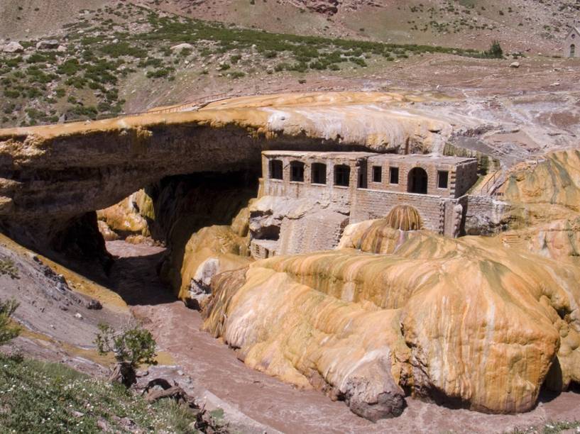 A Puente del Inca é uma ponte rochosa sobre o Rio las Cuevas. Ali estão as ruínas de um hotel destruído por uma avalanche na década de 60.