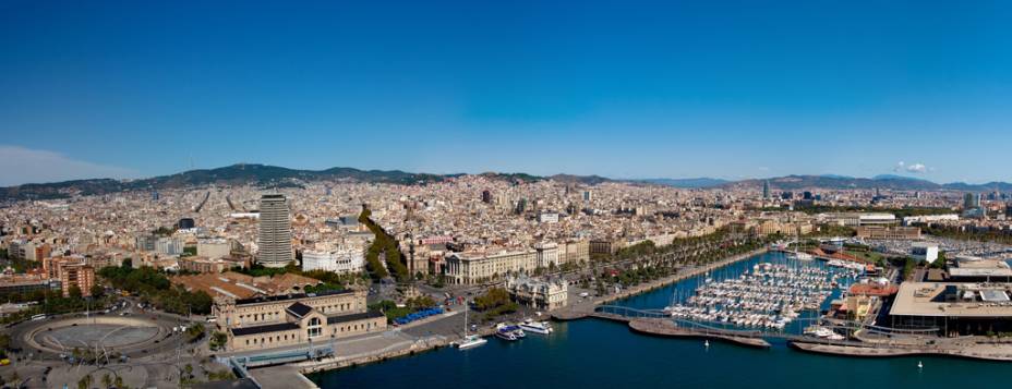 Vista panorâmica de Barcelona, localizada entre as montanhas e o mar