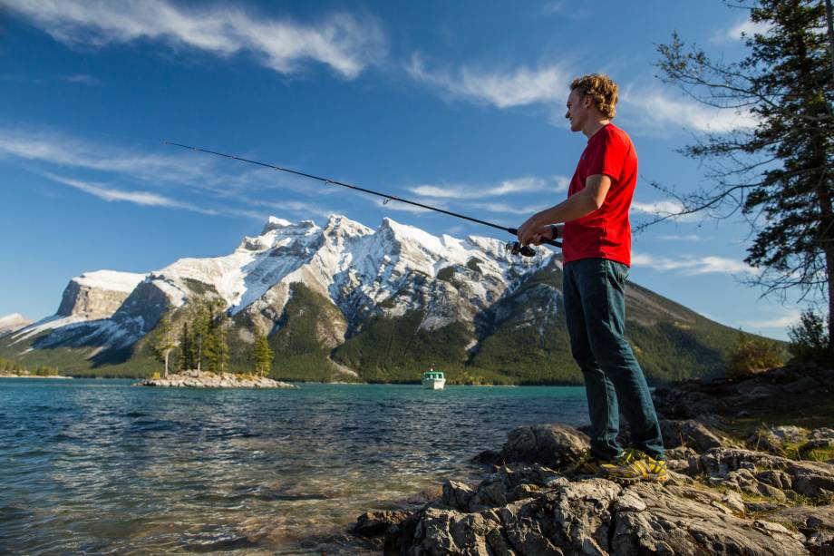 <strong>Lago Minnewanka</strong>        O lago é enorme e a trilha (de nível fácil) que passa por suas margens só cobre um pouco da sua orla sul. Há muitas atividades que podem ser praticadas no lago, como a pesca esportiva