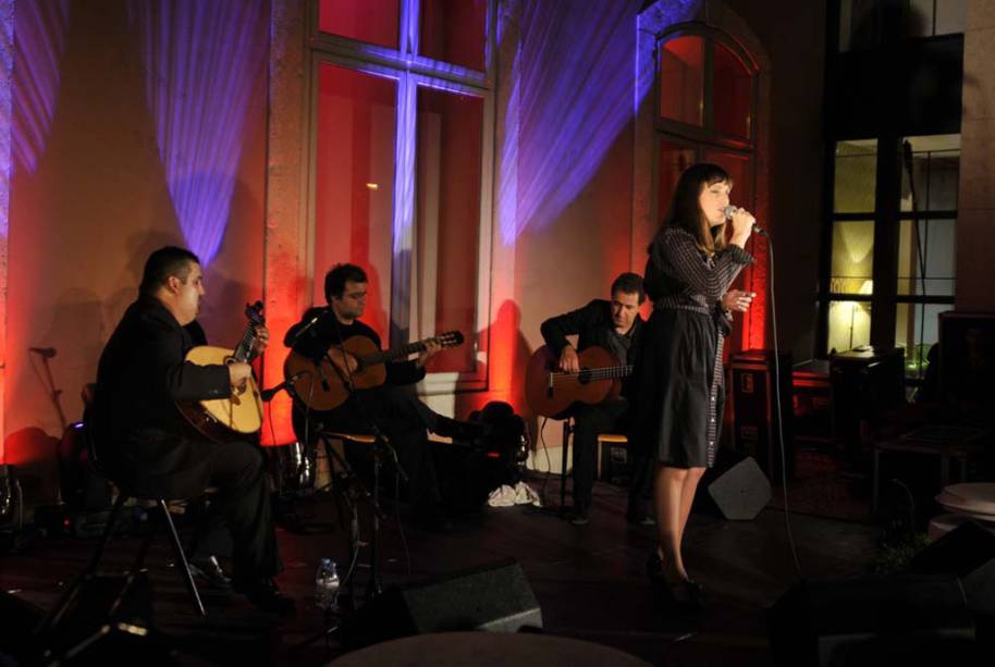 Com origem em <strong>Portugal</strong>, o <strong>fado </strong>é uma síntese de canções tradicionais das áreas urbanas e rurais do início do século 19. Interpretado por um cantor ou cantora, é acompanhado de guitarra acústica e de guitarra portuguesa, uma espécie de alaúde em forma de pera