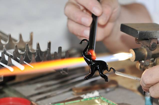 Gente dos quatro cantos do mundo desembarca em Murano atrás dos copos, luminárias, enfeites, penduricalhos e outros objetos forjados com os coloridos cristais locais Gente dos quatro cantos do mundo desembarca em Murano atrás dos copos, luminárias, enfeites, penduricalhos e outros objetos forjados com os coloridos cristais locais