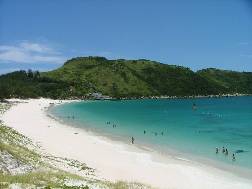 Praia em Arraial do Cabo; a cidade costuma ser destino de bate-e-volta a partir de Búzios ou Cabo Frio, mas a dica é ficar mais tempo para aproveitar as belas praias Praia em Arraial do Cabo; a cidade costuma ser destino de bate-e-volta a partir de Búzios ou Cabo Frio, mas a dica é ficar mais tempo para aproveitar as belas praias