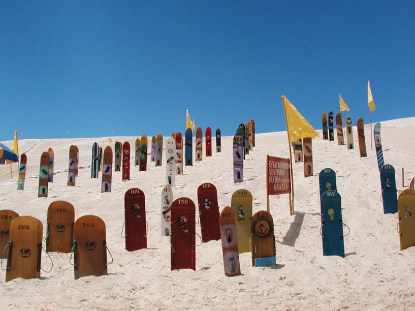 Surfar na areia não é fácil, mas pode ser bastante divertido. Entre Garopaba e a Praia do Siriú há três bares que alugam o equipamento