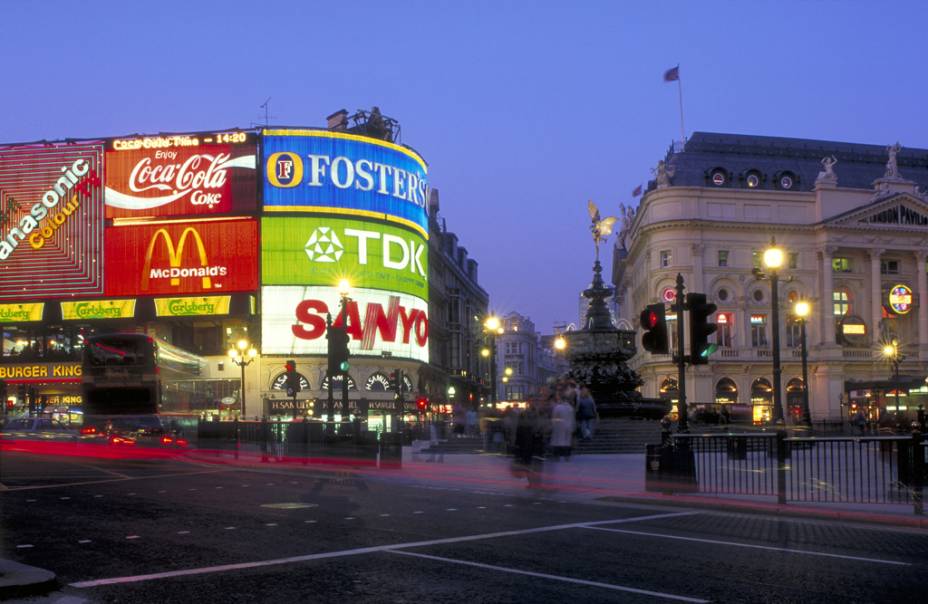 A Praça Piccadilly Circus e a fonte de Eros