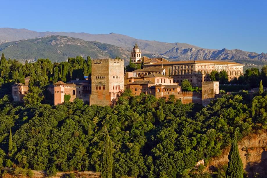 O Alhambra, um complexo de fortalezas, palácios e jardins emoldurados por belas muralhas avermelhadas, foi o centro do poder muçulmano durante séculos O Alhambra, um complexo de fortalezas, palácios e jardins emoldurados por belas muralhas avermelhadas, foi o centro do poder muçulmano durante séculos