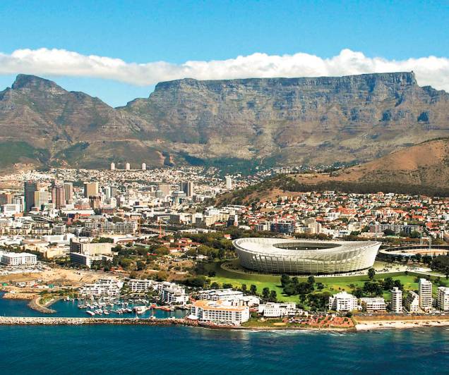 O estádio Green Point se localiza estrategicamente entre o mar e a <a href="https://viajeaqui.abril.com.br/estabelecimentos/africa-do-sul-cidade-do-cabo-atracao-table-mountain" rel="Table Mountain" target="_blank">Table Mountain</a> O estádio Green Point se localiza estrategicamente entre o mar e a <a href="https://viajeaqui.abril.com.br/estabelecimentos/africa-do-sul-cidade-do-cabo-atracao-table-mountain" rel="Table Mountain" target="_blank">Table Mountain</a>