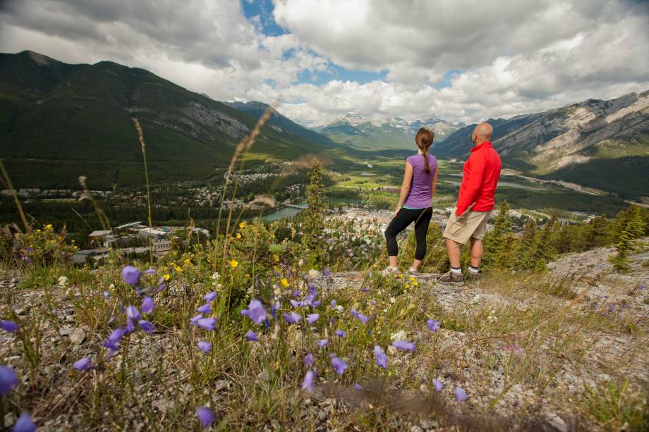 <strong>Caminhada até o topo da Montanha Tunnel</strong>        A caminhada é de dificuldade moderada, com 2,4km e 260m de elevação. O começo da trilha é na própria cidade de Banff, com o Monte Rundle se erguendo magesticamente ao sul da paisagem