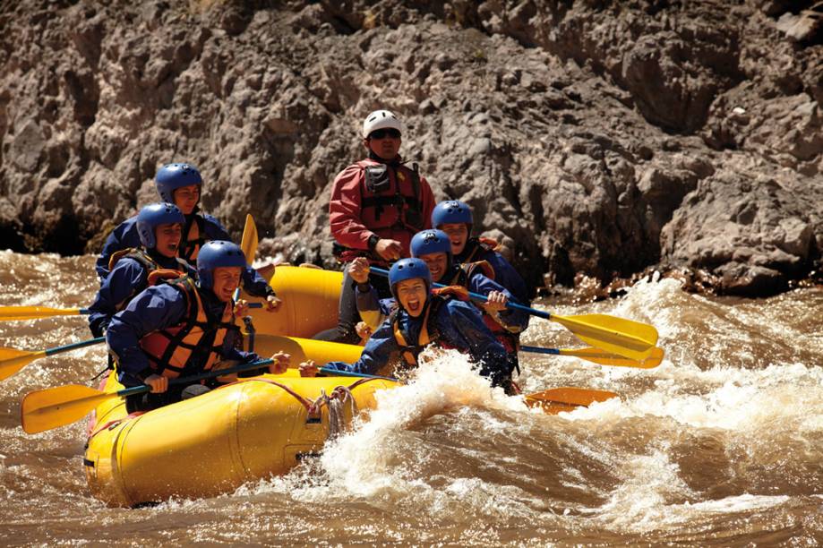As corredeiras revoltas do Rio Mendoza, originadas do degelo dos Andes, são ideais para o rafting As corredeiras revoltas do Rio Mendoza, originadas do degelo dos Andes, são ideais para o rafting