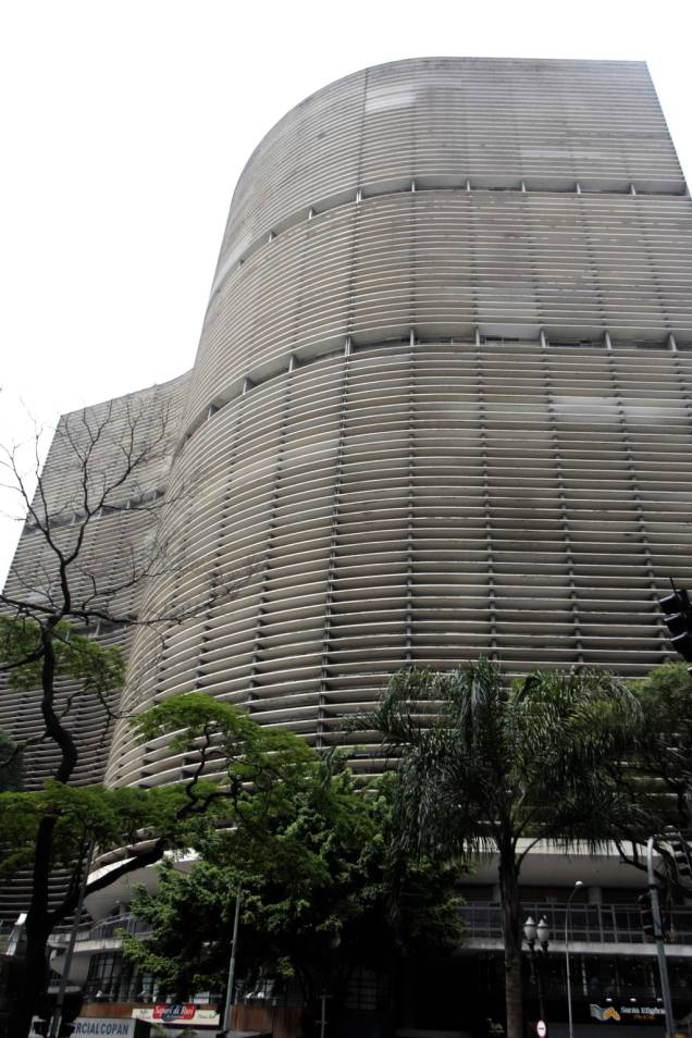 Projetado na década de 50 pelo arquiteto Oscar Niemeyer, o <a href="https://viajeaqui.abril.com.br/materias/copan-sao-paulo" rel="Edifício Copan">Edifício Copan</a>, em <a href="https://viajeaqui.abril.com.br/cidades/br-sp-sao-paulo" rel="São Paulo">São Paulo</a>, tem 1.160 apartamentos distribuídos em 6 blocos Projetado na década de 50 pelo arquiteto Oscar Niemeyer, o <a href="https://viajeaqui.abril.com.br/materias/copan-sao-paulo" rel="Edifício Copan">Edifício Copan</a>, em <a href="https://viajeaqui.abril.com.br/cidades/br-sp-sao-paulo" rel="São Paulo">São Paulo</a>, tem 1.160 apartamentos distribuídos em 6 blocos