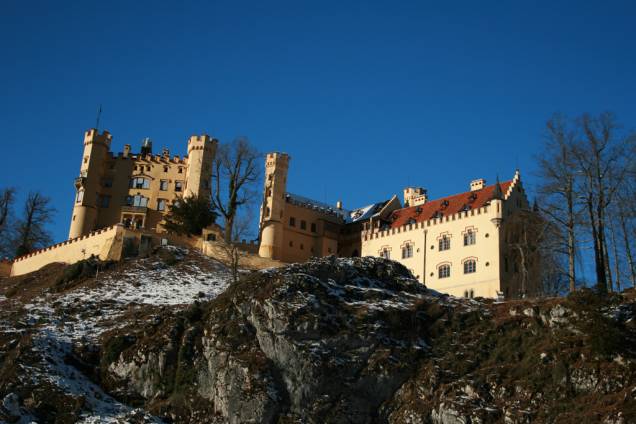 O Castelo Hohenschwangau, na aldeia de Schwangau, atração próxima a Munique O Castelo Hohenschwangau, na aldeia de Schwangau, atração próxima a Munique