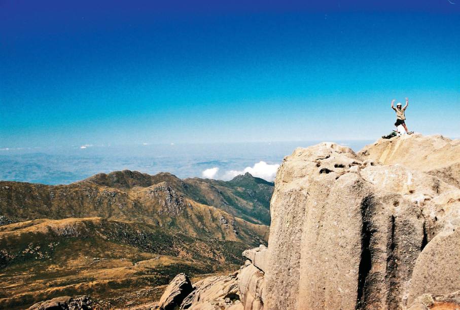 Formação rochosa e vegetação de altitude na Serra das Prateleiras, no Parque Nacional do Itatiaia