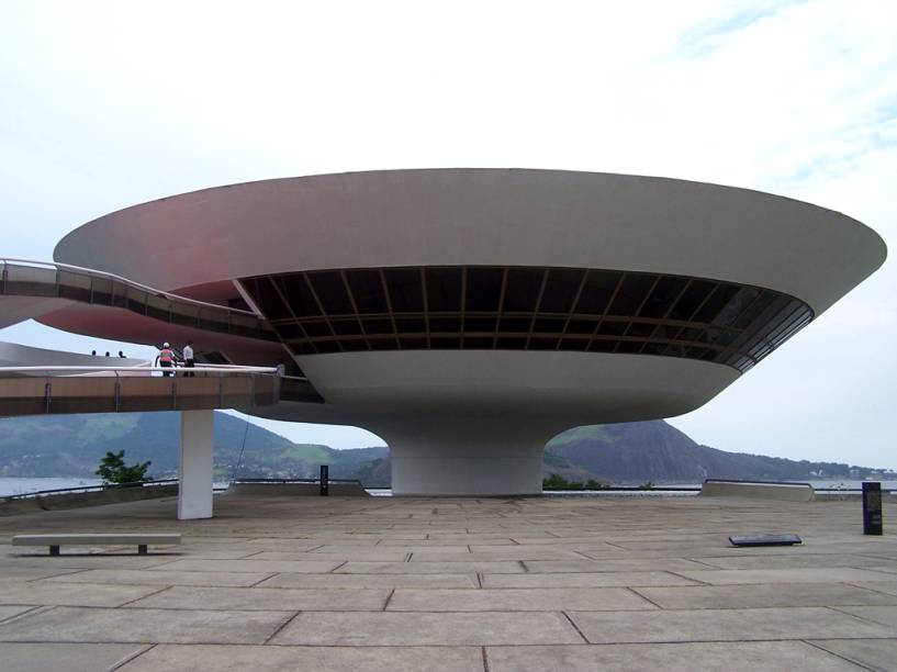 <strong>22. <a href="https://viajeaqui.abril.com.br/estabelecimentos/br-rj-niteroi-atracao-museu-de-arte-contemporanea" rel="Museu de Arte Contemporânea" target="_self">Museu de Arte Contemporânea</a>, <a href="https://viajeaqui.abril.com.br/cidades/br-rj-niteroi" rel="Niterói" target="_self">Niterói</a>, <a href="https://viajeaqui.abril.com.br/estados/br-rio-de-janeiro" rel="Rio de Janeiro" target="_self">Rio de Janeiro</a></strong>                O prédio, projetado por Oscar Niemeyer, é um destaque por si só. O museu reúne um acervo pequeno, mas significativo, com obras de artistas como Jorge Guinle, Lygia Clark, Amílcar de Castro e Iberê Camargo <strong>22. <a href="https://viajeaqui.abril.com.br/estabelecimentos/br-rj-niteroi-atracao-museu-de-arte-contemporanea" rel="Museu de Arte Contemporânea" target="_self">Museu de Arte Contemporânea</a>, <a href="https://viajeaqui.abril.com.br/cidades/br-rj-niteroi" rel="Niterói" target="_self">Niterói</a>, <a href="https://viajeaqui.abril.com.br/estados/br-rio-de-janeiro" rel="Rio de Janeiro" target="_self">Rio de Janeiro</a></strong>                O prédio, projetado por Oscar Niemeyer, é um destaque por si só. O museu reúne um acervo pequeno, mas significativo, com obras de artistas como Jorge Guinle, Lygia Clark, Amílcar de Castro e Iberê Camargo