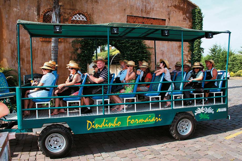 Turistas (de jardineira) conhecendo a Casa Valduga durante a Festa da Vindima, atração da vinícola do Vale dos Vinhedos,  em Bento Gonçalves