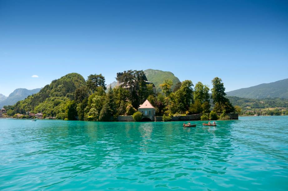 Situada à beira do precioso lago homônimo, Annecy parece em algumas partes uma espécie de Veneza dos <a href="https://viajeaqui.abril.com.br/cidades/franca-alpes-franceses" rel="Alpes Franceses" target="_blank">Alpes Franceses</a>, tamanha a proximidade dos edifícios com as águas<strong><a href="https://viajeaqui.abril.com.br/materias/venezas-do-mundo-conheca-os-destinos-que-sao-famosos-pelos-seus-rios-e-canais" rel="+ Venezas do mundo: conheça os destinos que são famosos pelos seus rios e canais" target="_blank">+ Venezas do mundo: conheça lugares famosos pelos seus rios e canais</a></strong>