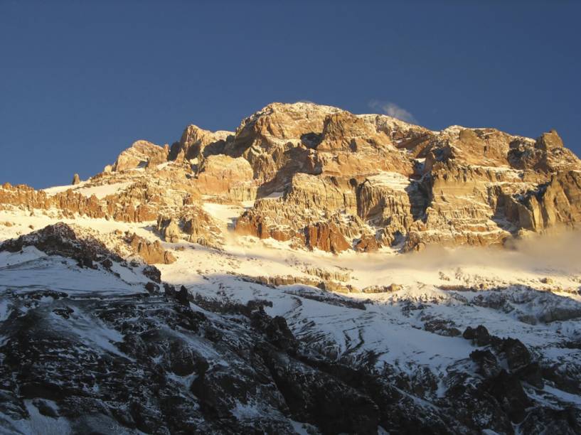 Com 6.962 metros, o Aconcágua, conhecido como “teto das Américas”, é o ponto mais alto do continente e do hemisfério ocidental. Montanhistas do mundo todo buscam seu topo nevado Com 6.962 metros, o Aconcágua, conhecido como “teto das Américas”, é o ponto mais alto do continente e do hemisfério ocidental. Montanhistas do mundo todo buscam seu topo nevado