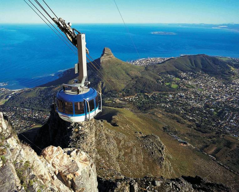 O bondinho leva até o alto da Table Mountain. Durante a subida, ele dá um giro de 360 graus, oferecendo uma vista panorâmica da cidade O bondinho leva até o alto da Table Mountain. Durante a subida, ele dá um giro de 360 graus, oferecendo uma vista panorâmica da cidade