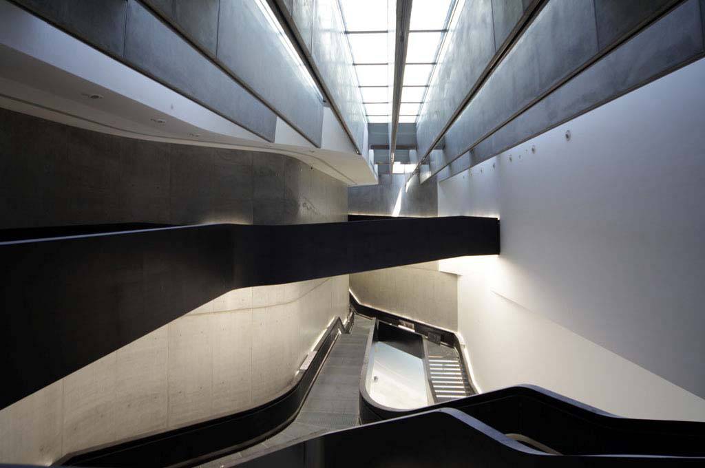 <strong>Maxxi, Roma, It&aacute;lia</strong>            O <a href="https://viajeaqui.abril.com.br/estabelecimentos/italia-roma-atracao-maxxi-museo-nazionale-delle-arti-del-xxi-secolo" rel="Maxxi ">Maxxi </a>(Museo Nazionale delle Arti del XXI Secolo), desenhado por Zaha Hadid (Pritzker de 2004), tem alas dedicadas a arte e arquitetura, mas cinema e fotografia tamb&eacute;m t&ecirc;m espa&ccedil;o nas salas de exibi&ccedil;&atilde;o. A premiada arquiteta anglo-iraquiana &eacute; respons&aacute;vel por grandes projetos, como o Centro Aqu&aacute;tico de <a href="https://viajeaqui.abril.com.br/cidades/reino-unido-londres" rel="Londres">Londres</a> e o Centro de Artes Perfom&aacute;ticas de <a href="https://viajeaqui.abril.com.br/cidades/emirados-arabes-unidos-abu-dhabi" rel="Abu Dhabi">Abu Dhabi</a>, ainda em fase de constru&ccedil;&atilde;o