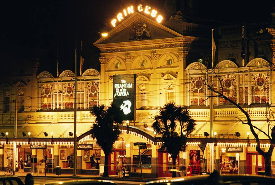 <strong><a href="https://marrinergroup.com.au/venues/princess-theatre" target="_blank" rel="noopener">Princess Theatre</a>, <a href="https://viajeaqui.abril.com.br/cidades/australia-melbourne" target="_blank" rel="noopener">Melbourne</a>, <a href="https://viajeaqui.abril.com.br/paises/australia" target="_blank" rel="noopener">Austr&aacute;lia</a></strong> Erguido em 1854, esse belo teatro&nbsp;guarda uma hist&oacute;ria curiosa a respeito de um certo "fantasminha camarada", que atende pelo nome de Federici. Morto em 1888 por um ataque card&iacute;aco, depois de se apresentar na &oacute;pera <em>Fausto</em>, o artista teria uma cadeira vazia dedicada &agrave; sua presen&ccedil;a at&eacute; os dias de hoje como um sinal de boa sorte. Musicais renomados como <em>Cats</em> e <em>O Fantasma da &Oacute;pera</em>&nbsp;ganharam o palco do teatro, que tamb&eacute;m abriga apresenta&ccedil;&otilde;es de dan&ccedil;a