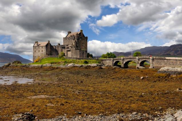 <strong><a href="https://viajeaqui.abril.com.br/estabelecimentos/reino-unido-highlands-atracao-eilean-donan-castle" rel="Castelo Eilean Donan" target="_blank">Castelo Eilean Donan</a>, <a href="https://viajeaqui.abril.com.br/cidades/reino-unido-highlands" rel="Highlands" target="_blank">Highlands</a>, <a href="https://viajeaqui.abril.com.br/paises/reino-unido" rel="Escócia" target="_blank">Escócia</a></strong> Localizado próximo ao vilarejo de Dornie, o castelo fica em uma região cercada por três lagos e várias montanhas. Construída no início do século 13 sob a supervisão do rei Alexander II, a edificação leva em seu nome uma homenagem a Donan de Eigg, um sacerdote e mártir celta que viveu durante o período obscuro da Alta Idade Média e morreu durante uma invasão. O castelo, aliás, teve suas fortificações erguidas com o objetivo de proteger o território das invasões dos vikings que, naquela época, tomaram uma parte significativa do território da Grã Bretanha. No século 18, a construção foi dominada pelas tropas espanholas e, posteriormente, destruída com a derrota dos mesmos durante o período dos levantes jacobitas. Restaurado, ele hoje pertence ao clã Macrae, está aberto à visitação e pode ser alugado para eventos e filmagens <strong><a href="https://viajeaqui.abril.com.br/estabelecimentos/reino-unido-highlands-atracao-eilean-donan-castle" rel="Castelo Eilean Donan" target="_blank">Castelo Eilean Donan</a>, <a href="https://viajeaqui.abril.com.br/cidades/reino-unido-highlands" rel="Highlands" target="_blank">Highlands</a>, <a href="https://viajeaqui.abril.com.br/paises/reino-unido" rel="Escócia" target="_blank">Escócia</a></strong> Localizado próximo ao vilarejo de Dornie, o castelo fica em uma região cercada por três lagos e várias montanhas. Construída no início do século 13 sob a supervisão do rei Alexander II, a edificação leva em seu nome uma homenagem a Donan de Eigg, um sacerdote e mártir celta que viveu durante o período obscuro da Alta Idade Média e morreu durante uma invasão. O castelo, aliás, teve suas fortificações erguidas com o objetivo de proteger o território das invasões dos vikings que, naquela época, tomaram uma parte significativa do território da Grã Bretanha. No século 18, a construção foi dominada pelas tropas espanholas e, posteriormente, destruída com a derrota dos mesmos durante o período dos levantes jacobitas. Restaurado, ele hoje pertence ao clã Macrae, está aberto à visitação e pode ser alugado para eventos e filmagens
