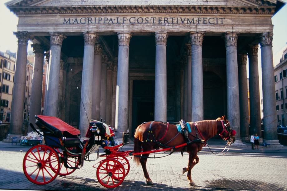 Charrete em frente ao Panteão de Agripa, monumento greco-romano na Piazza della Rotonda Charrete em frente ao Panteão de Agripa, monumento greco-romano na Piazza della Rotonda