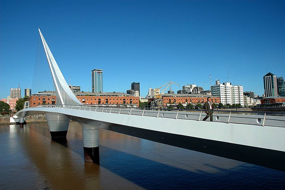 A Puente de la Mujer, no bairro portenho de Puerto Madero, foi projetada pelo arquiteto espanhol Santiago Calatrava e é exclusiva para pedestres. O autor teria se inspirado em um casal dançando tango. A ponte tem estrutura de aço de 160 metros, com um trecho giratório para a passagem das embarcações A Puente de la Mujer, no bairro portenho de Puerto Madero, foi projetada pelo arquiteto espanhol Santiago Calatrava e é exclusiva para pedestres. O autor teria se inspirado em um casal dançando tango. A ponte tem estrutura de aço de 160 metros, com um trecho giratório para a passagem das embarcações