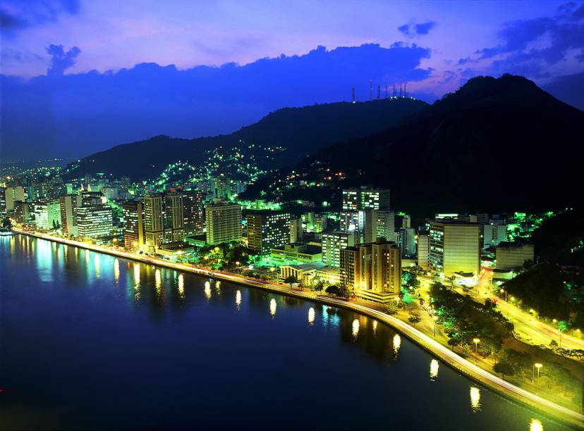 Vitória tem clima agradável, com ruas e avenidas emolduradas por grandes pedras e pelo mar Vitória tem clima agradável, com ruas e avenidas emolduradas por grandes pedras e pelo mar
